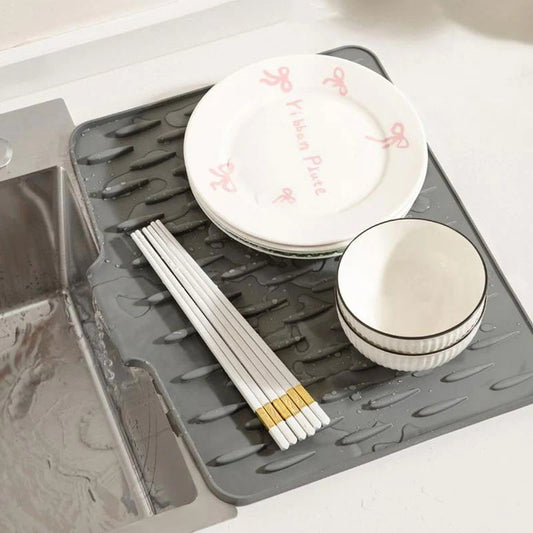 📢📢60% OFF !!⏰⏰💥No-Spill Silicone Worktop Saver – Heat-Resistant & Non-Slip Mat for Drip-Free Drying💥